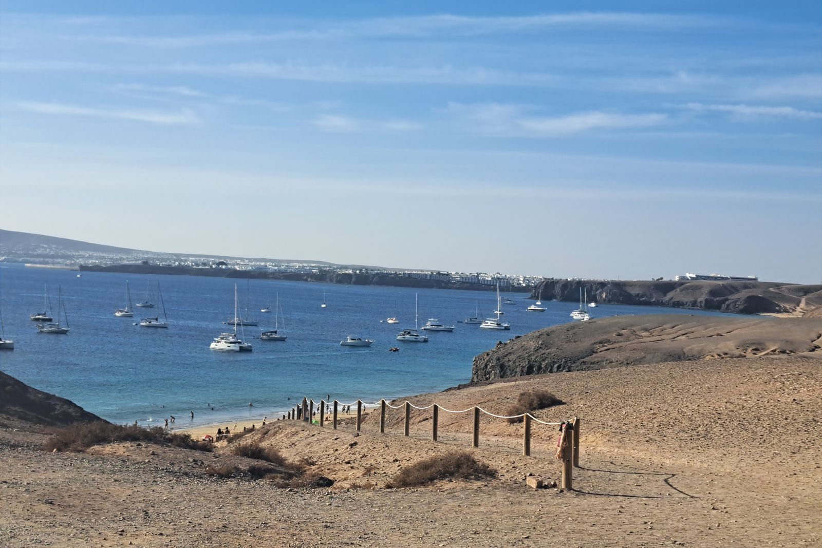 Playa de la Cera, en Lanzarote, con veleros fondeados
