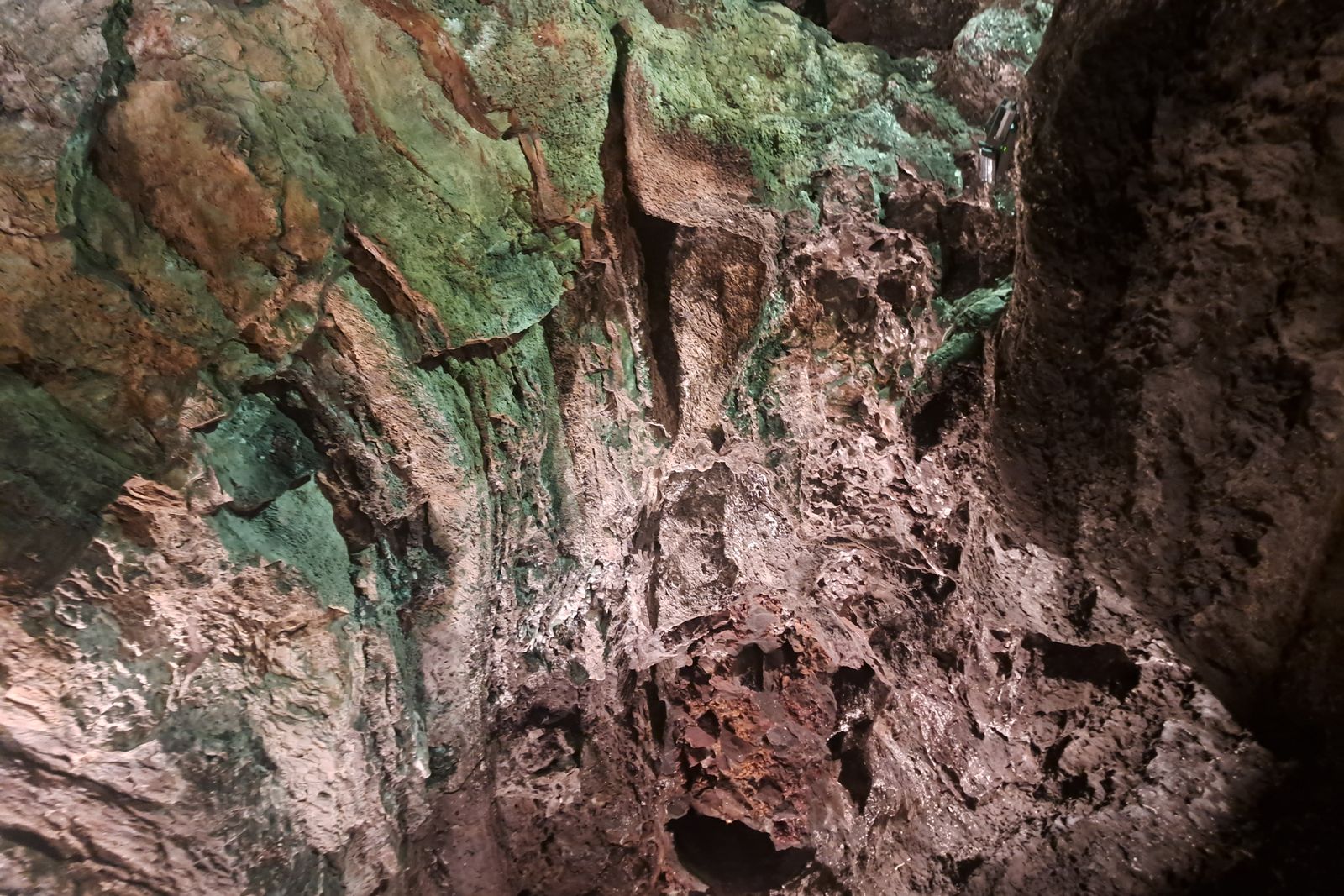 Paredes de lava con tonos verdes y rojizos dentro de la Cueva de los Verdes, Lanzarote