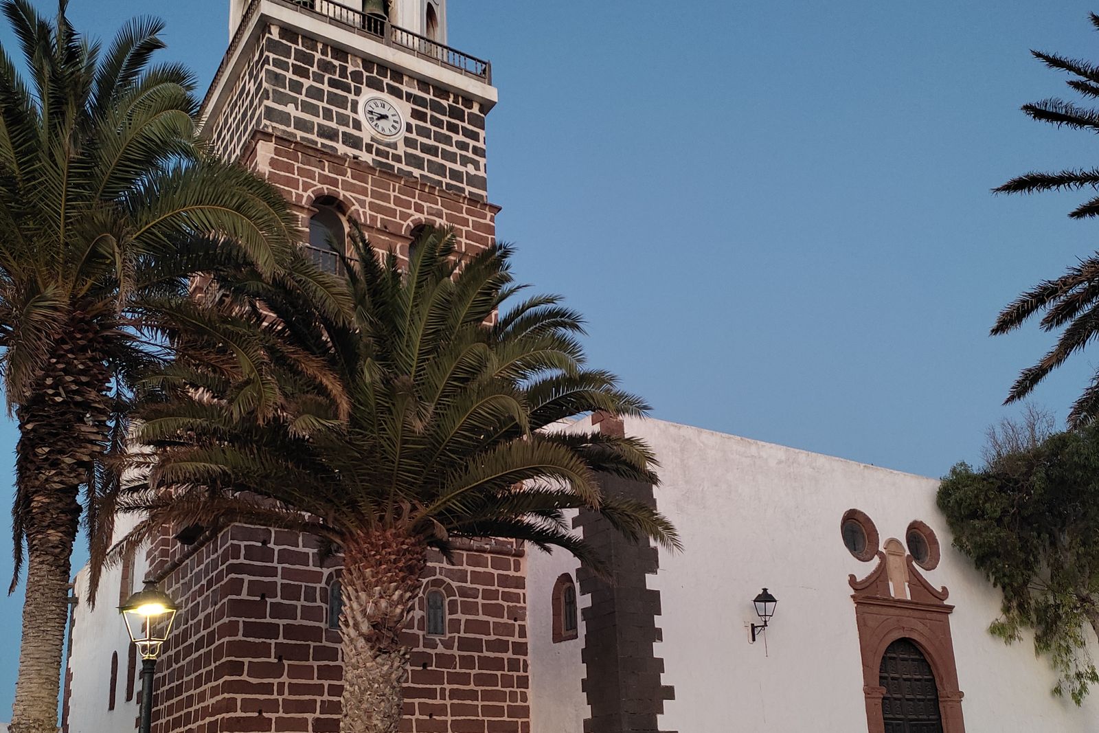 Iglesia de San Miguel y plaza con palmeras en Teguise, Lanzarote