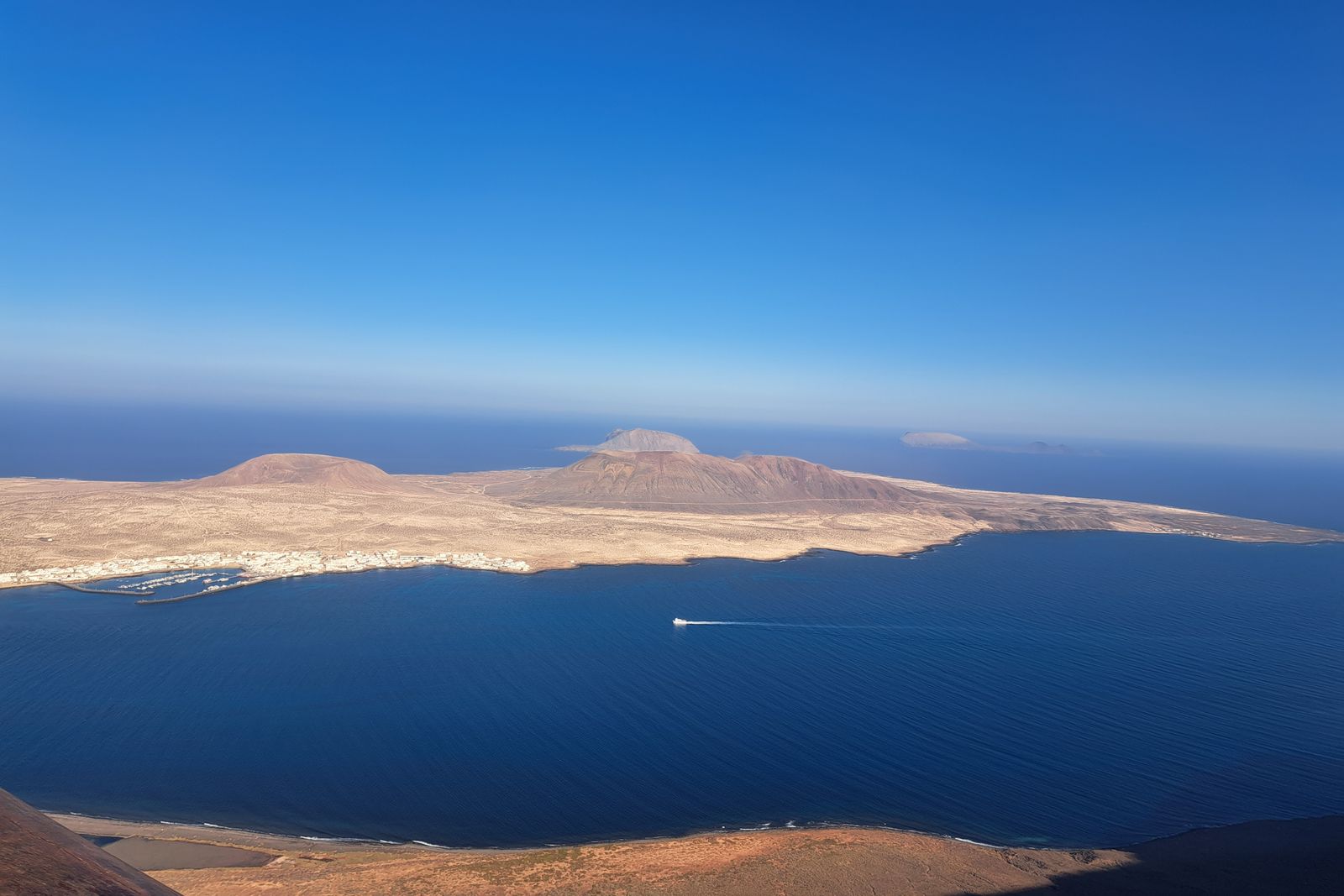 Vista de la isla de La Graciosa y el estrecho del Río desde el Mirador del Río, en Lanzarote