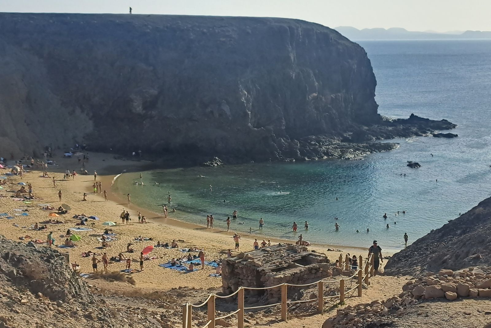 Playa de Papagayo en Lanzarote vista desde el acantilado