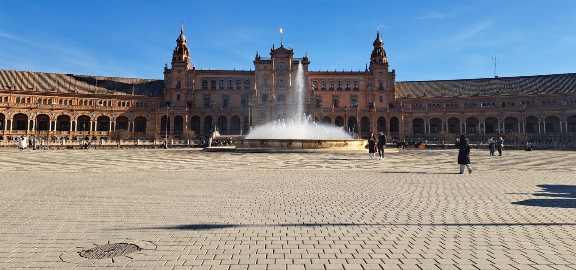 Plaza de España de Sevilla con la fuente delante